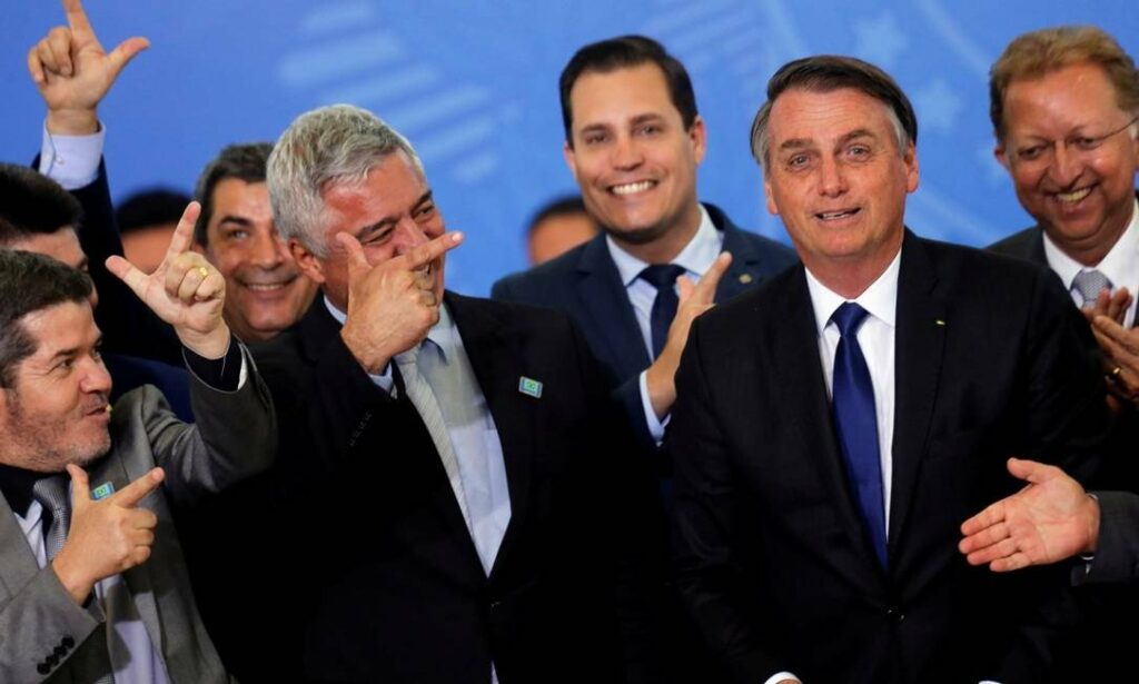 Políticos aliados a Bolsonaro fazendo arminha e o felicitando