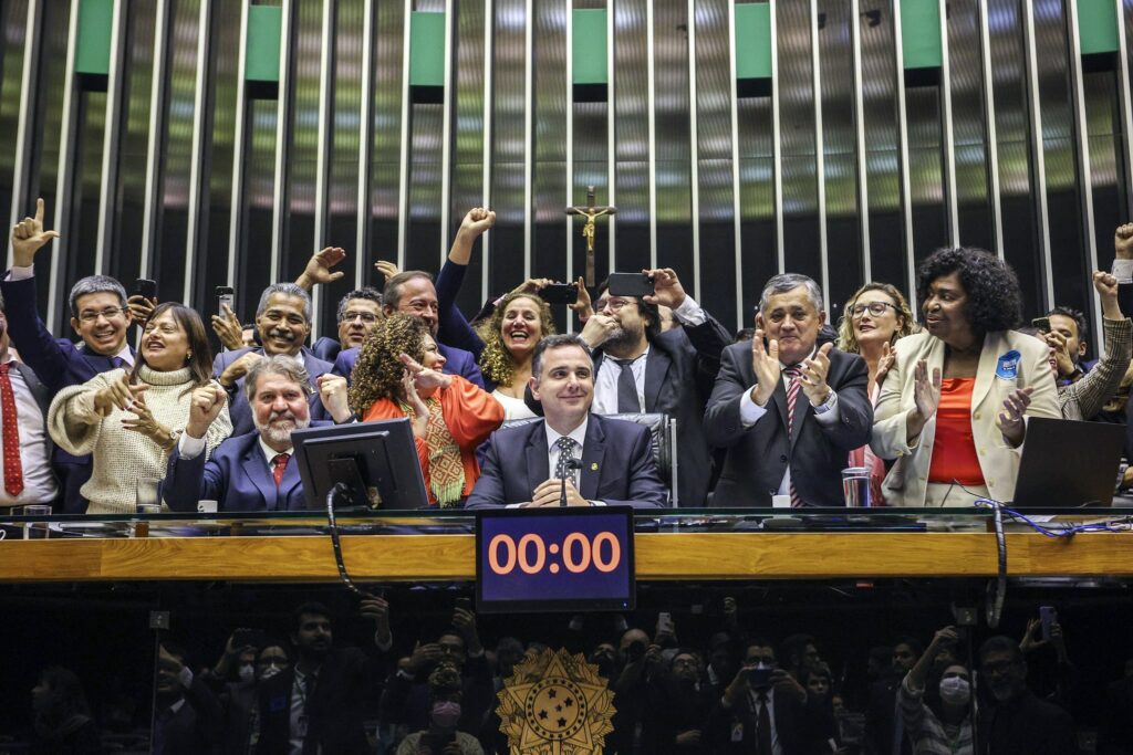 Parlamentaris i artistes celebren l'anul·lació del Veto 18/2022, de suport al sector cultural durant la pandèmia (Llei Paulo Gustavo), i del Veto 20/2022, relatiu a la Política Nacional de Promoció de la Cultura Aldir Blanc.