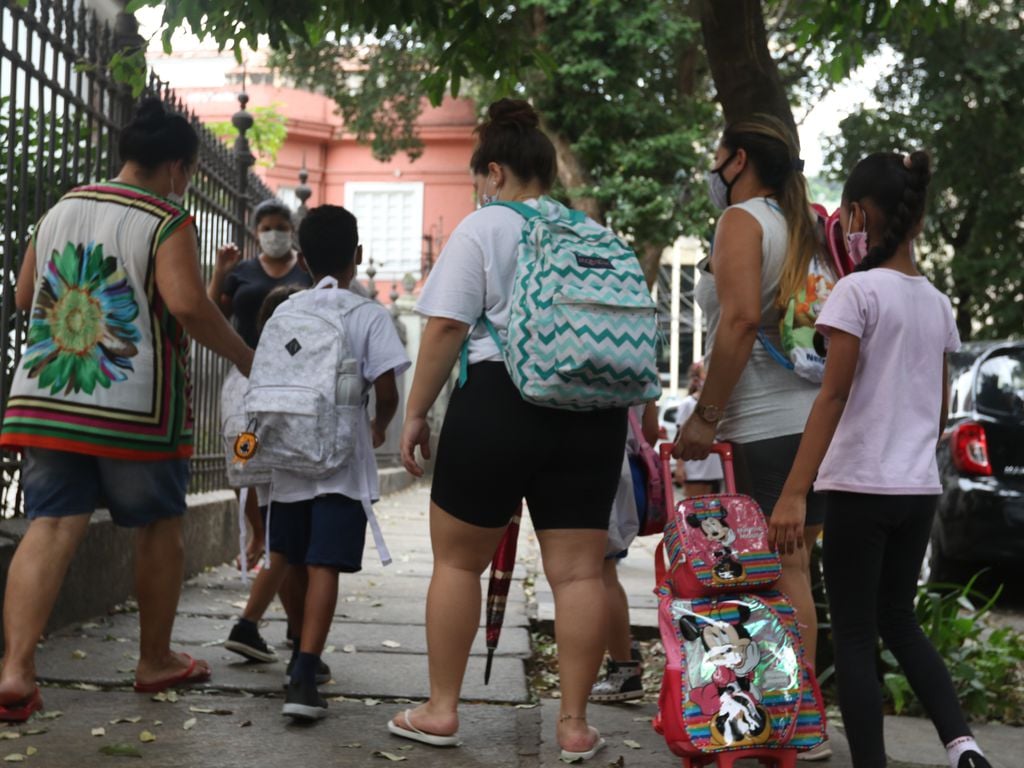 Uczniowie ze szkoły miejskiej Senador Corrêa na południu miasta wracają do zajęć. Zgodnie z nowymi protokołami sieci miejskie i stanowe wznawiają dziś nauczanie bezpośrednie (07).