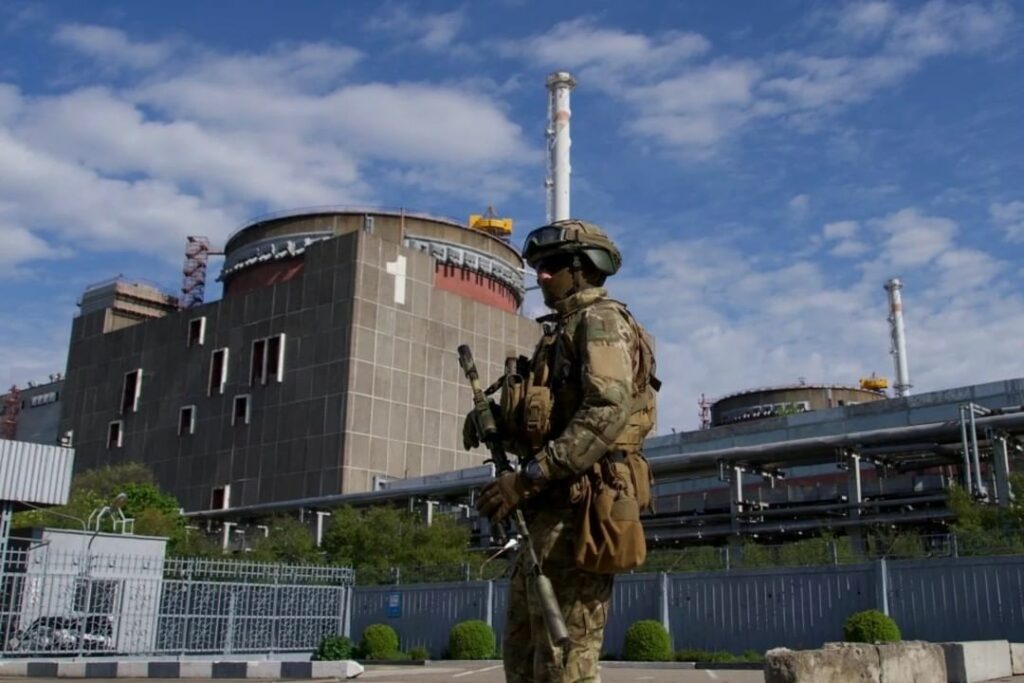 Soldado em frente a usina nuclear na Ucrânia