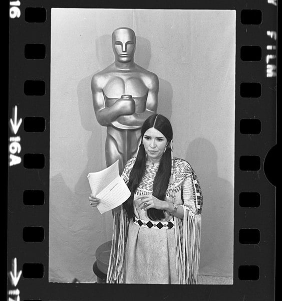 atriz de comunidads dos povos nativos americanos em evento do 45º Oscar, em 1973