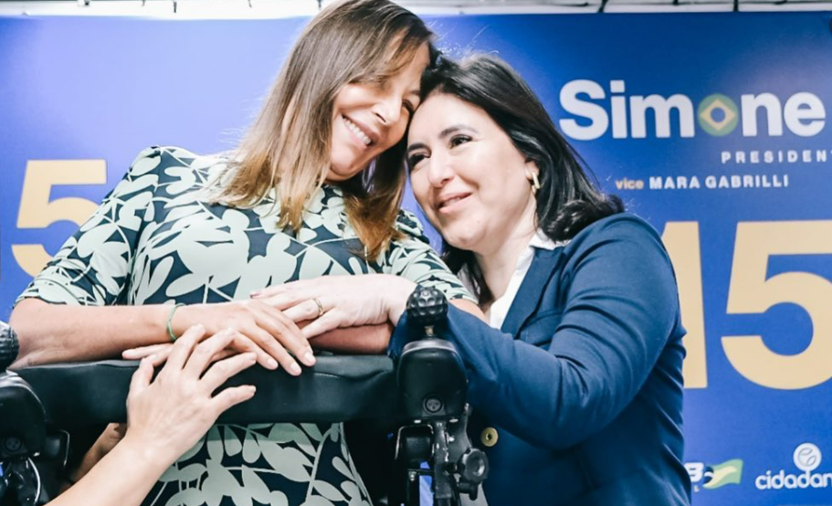 Simone Tebet, kandidátka na prezidentku pro rok 2023, objímá svou vicekandidátku Maru Gabrilli