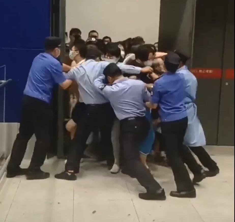Panické scény byly zachyceny na video v obchodě v Číně