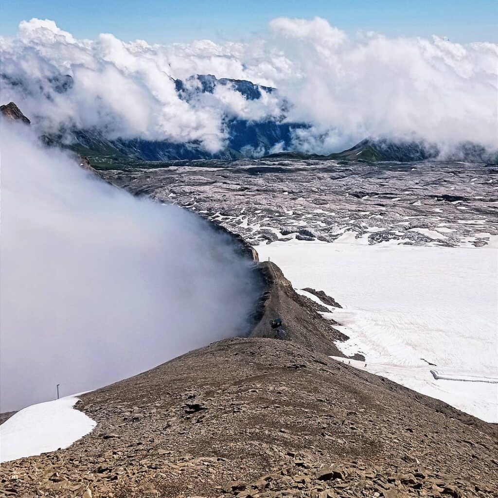 Landpad verschijnt weer terwijl gletsjers in Zwitserland ontdooien