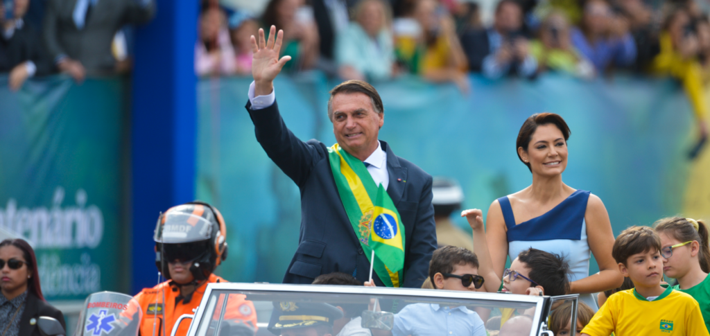 Irailaren 7a: Bolsonaro-k jarraitzaileen itsasoa biltzen du, baina presidentearen kritika sare sozialetan agertzen da