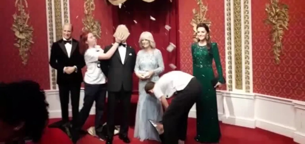 Activistas arrojan pastel a la estatua de Carlos III en el Madame Tussauds de Londres