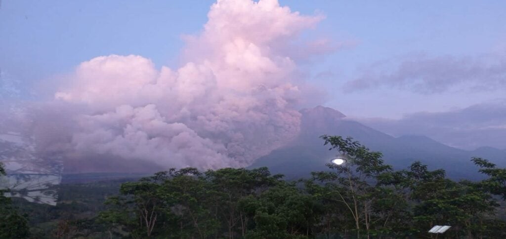 सेमेरु, इंडोनेशिया में ज्वालामुखी