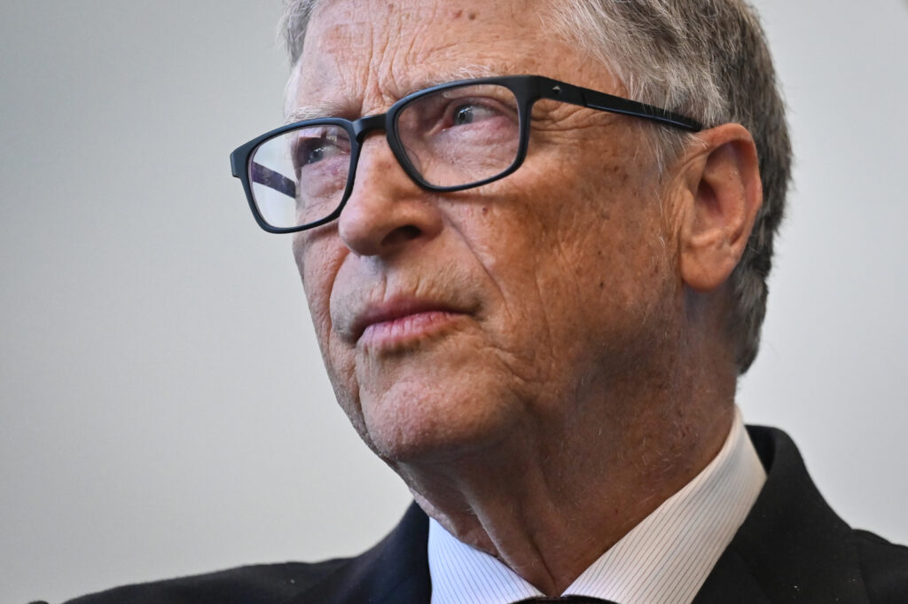 Bill Gates questiondopis žádající o pauzu ve vývoji umělé inteligence (Foto: JUSTIN TALLIS / POOL / AFP)