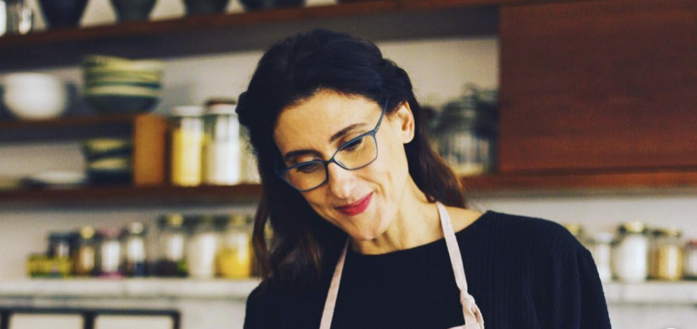 Paola Carosella reflekterer over kvinders rolle i køkkenet; tjek denne uges podcasts