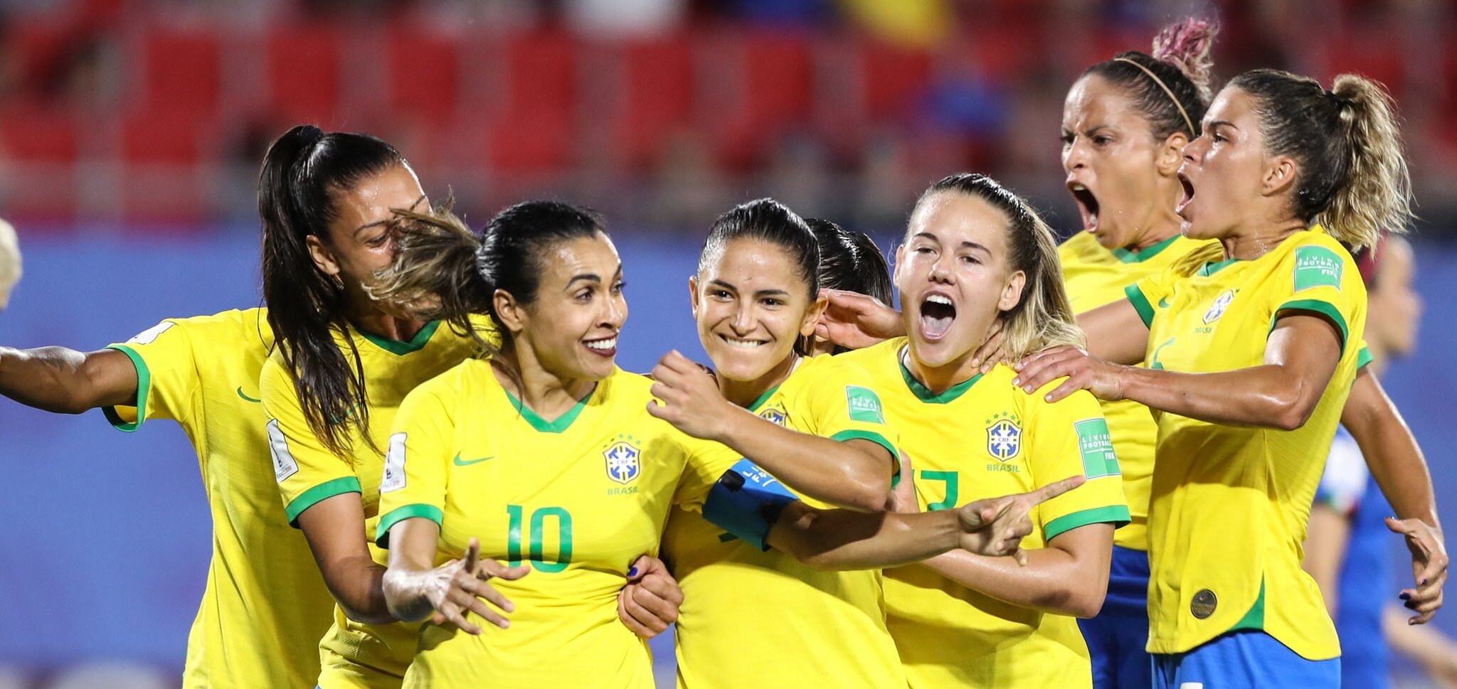 Seleção brasileira feminina embarca rumo à Austrália para Copa do Mundo