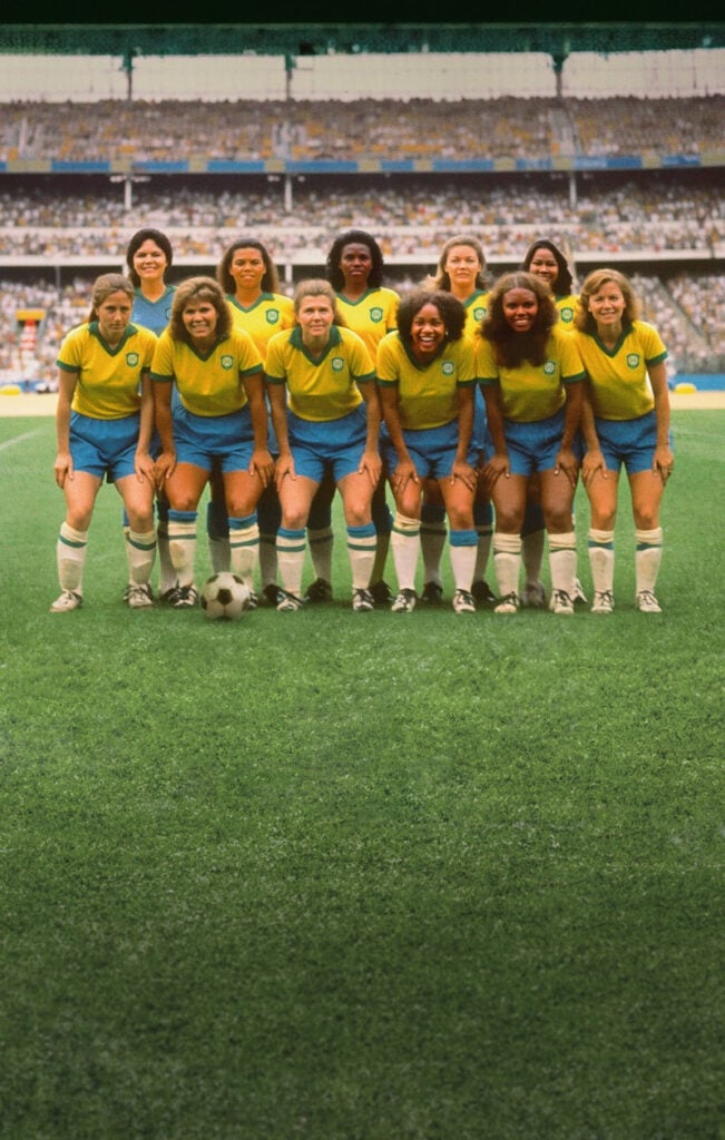 Seleções brasileiras de futebol feminino que não existiram por conta de proibição são recriadas com IA (reprodução Itaú)