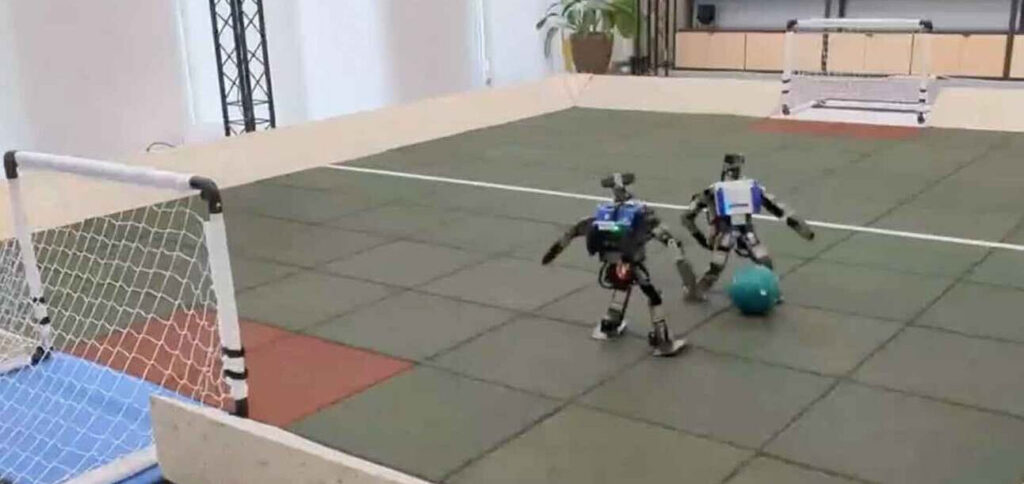 Robot dari Google DeepMind belajar bermain sepak bola
