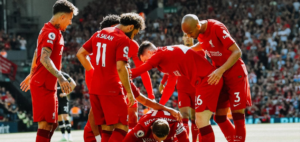 Jogadores do Liverpool comemoram gol