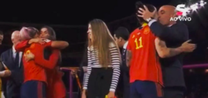Presidente da federação de futebol que beijou jogadora é denunciado ao Conselho Superior de Esportes da Espanha