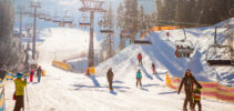 лыжники-на-подъемнике-поднимаются-на-лыжный-курорт в масштабе-соотношение-930-440