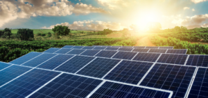Aumento no uso de energia solar e veículos elétricos traz esperança para metas climáticas, mostra relatório