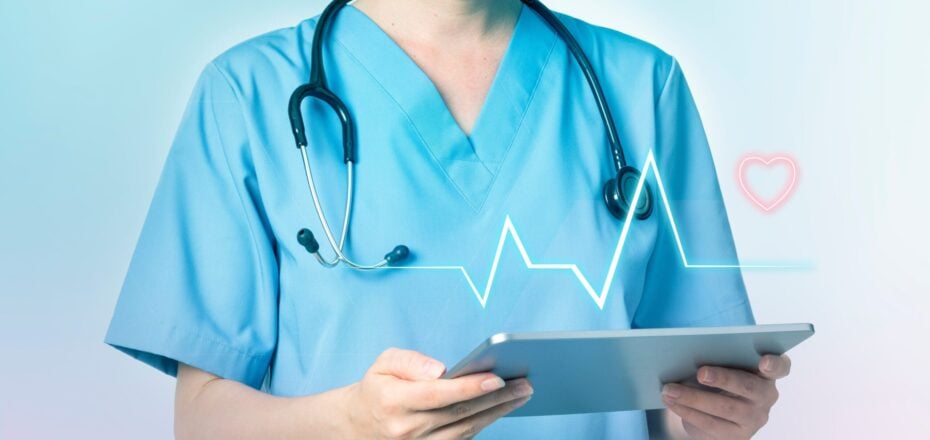medico-usando-tablet-para-diagnosticar-tecnologia-medica-scaled-aspect-ratio-930-440