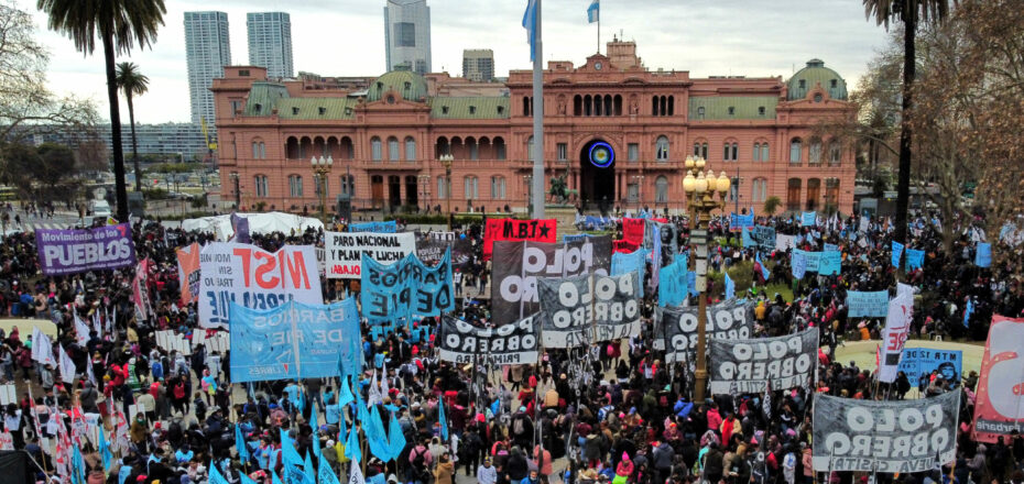 Members of social organizations protests on July 14, 2022 in Plaza de Mayo square in front of Casa Rosada presidential palace in Buenos Aires, Argentina, to demand that the government expand social plans and take urgent action against high inflation. - Argentina's inflation reached 36.2% in the first half of 2022, up 5.3% in June, amid growing complaints against the economic policies of President Alberto Fernandez's government. (Photo by Luis ROBAYO / AFP)