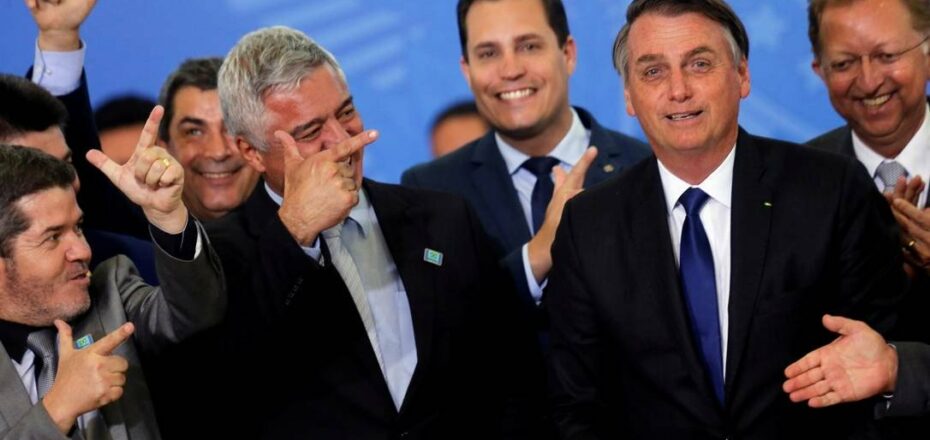 Políticos aliados a Bolsonaro fazendo arminha e o felicitando