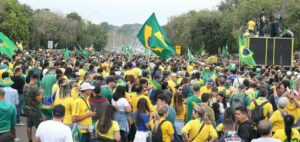 Bolsonaristas pedem intervenção militar após vitória de Lula