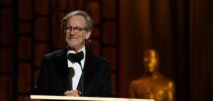 Steven-Spielberg_Governors-Awards-2017_foto-2_cred_Richard-Harbaugh_AMPAS-800x440-1-aspect-ratio-930-440
