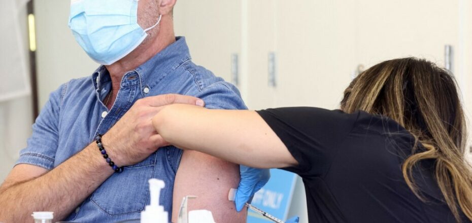 WEST HOLLYWOOD, CALIFORNIA - AUGUST 03: Jorge Usatorres (L) receives a dose of the monkeypox vaccine at a pop-up vaccination clinic which opened today by Los Angeles County Department of Public Health at the West Hollywood Library on August 3, 2022 in West Hollywood, California. California Governor Gavin Newsom declared a state of emergency on August 1st over the monkeypox outbreak which continues to grow globally. Mario Tama/Getty Images/AFP (Photo by MARIO TAMA / GETTY IMAGES NORTH AMERICA / Getty Images via AFP)