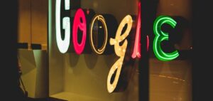 Letras em neon forma a palavra Google