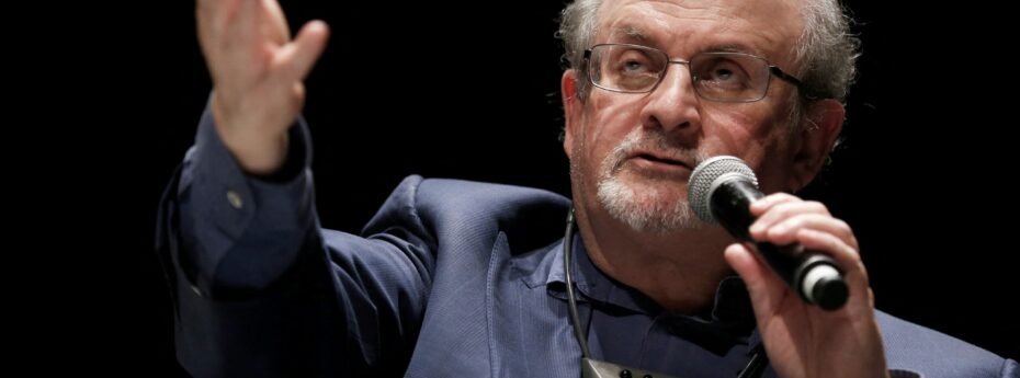 o escritor britânico Salman Rushdie fala durante o dia de abertura do Fórum de Economia Positiva em Le Havre, noroeste da França