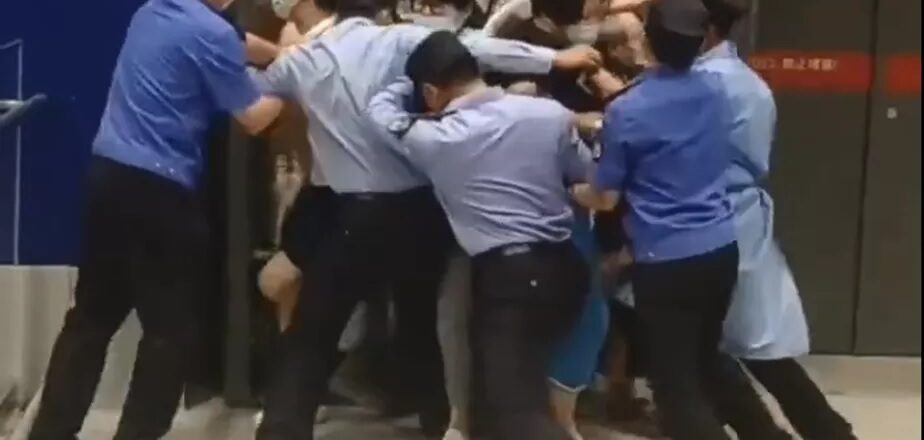 Cenas de pânico foram registradas em vídeo em loja na China